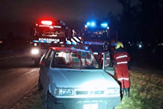 Un camión perdió parte de su carga de hierros que impactó en dos vehículos. Uno de ellos fue atravesado