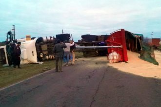 Transportista sufrió lesiones tras despistar y volcar su carga poco antes de llegar a destino