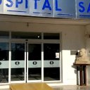 Chocó contra un árbol, quedó desvanecido sobre el asfalto y se fue del hospital sin hacerse estudios