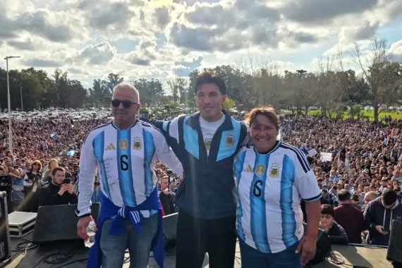 Lisandro Martínez fue recibido por una multitud en Gualeguay: &ldquo;Quiero dejar mi legado en el fútbol&rdquo;