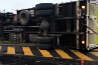 Un camión de &ldquo;Las Camelias&rdquo; volcó en la autovía, en la entrada a Paraje Guayaquil