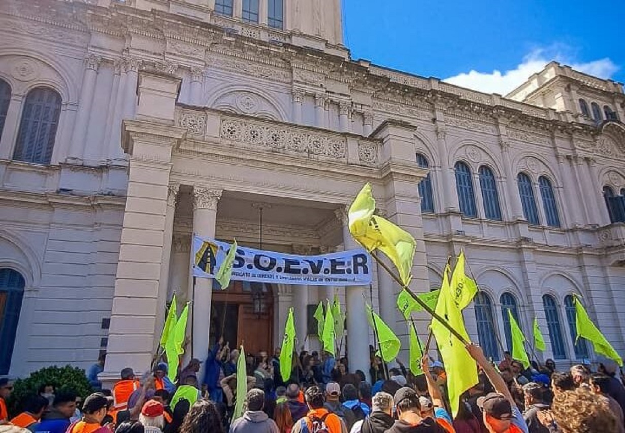 Pese a la protesta de trabajadores viales, senadores aprobaron el nuevo régimen de consorcios camineros - Noticias - Elentrerios.com