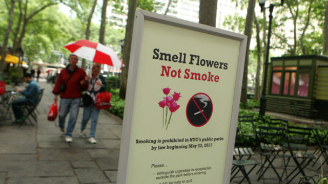 "Huela las flores, no fume", invita el cartel