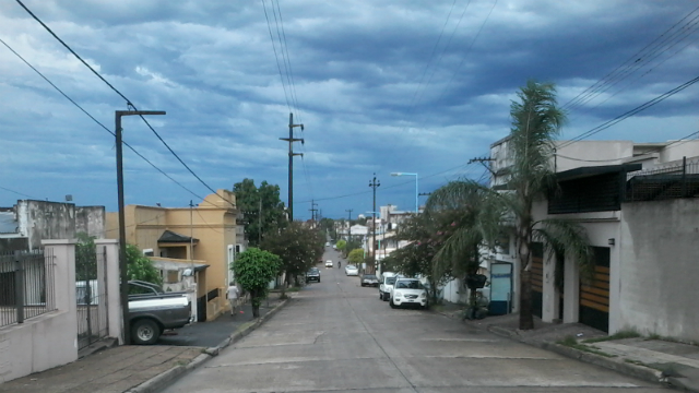 Concordia con el cielo negro, este mediodía.