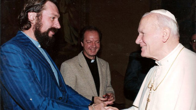 El Pbro. Barón saluda a Juan Pablo II
