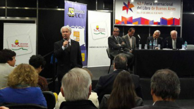 Héctor Arbiza presentando su libro