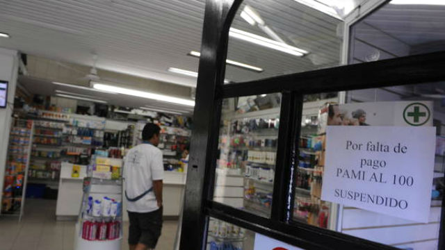 Por falta de pago, las farmacias cortan a PAMI.