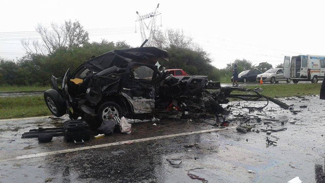 Un auto convertido en hierros retorcidos
