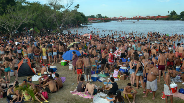 Explota de turistas la zona del río Gualeguaychú.