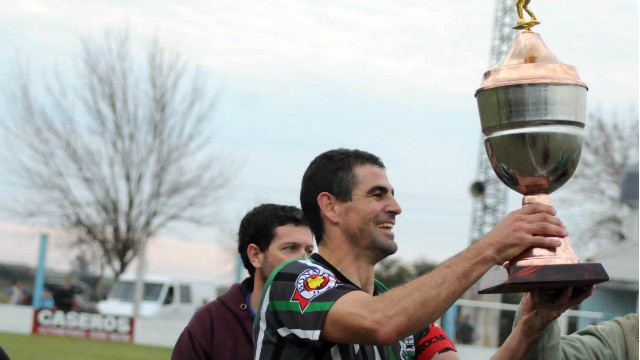 Adrián Baron recibe el trofeo. De Leo Delgado.