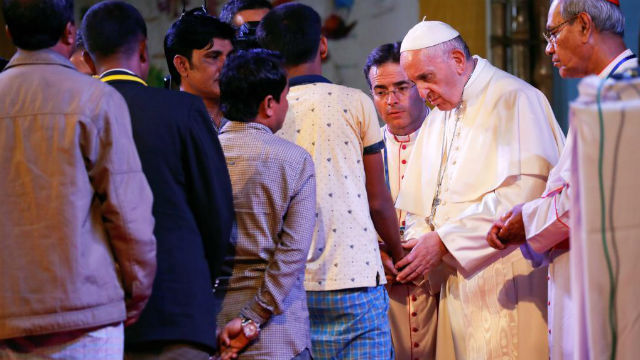 El papa argentino junto a refugiados rohingyas.
