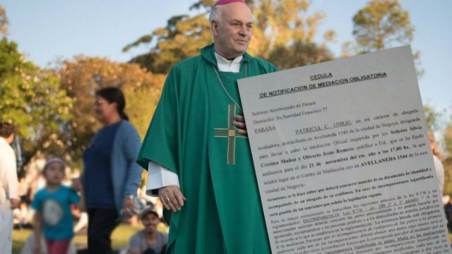 La demanda al arzobispo Puiggari (foto: ER Ahora).