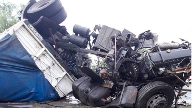 Choque y vuelco de dos camiones en la Ruta 12 - Noticias - Elentrerios.com