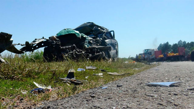 El auto, destrozado tras el choque (Elonce.com)