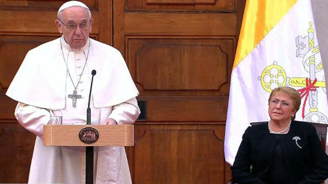 Papa Francisco, con la presidente de Chile.