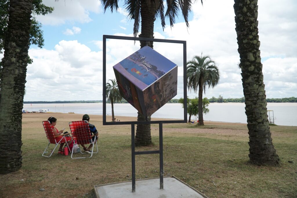 Se instaló un “Dado de la Paz” en el balneario Inkier de Colón