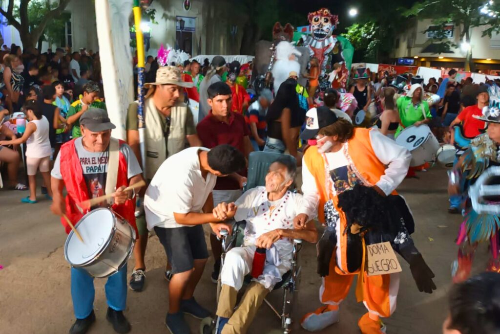 El municipio homenajeó a “Belele” Ovelar y su murga Vendaval en los Tradicionales Corsos Colonenses