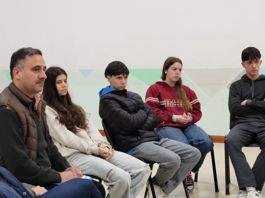 La Municipalidad de Colón instaló señalética con distancias a todo el país