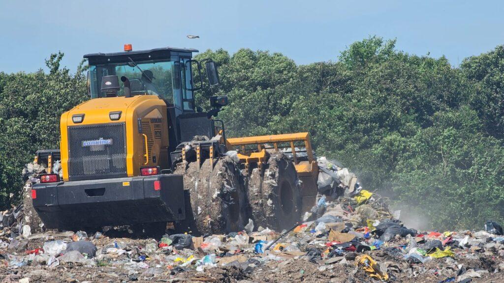 La nueva topadora de la Municipalidad de Colón trabaja a su máxima capacidad en el volcadero controlado
