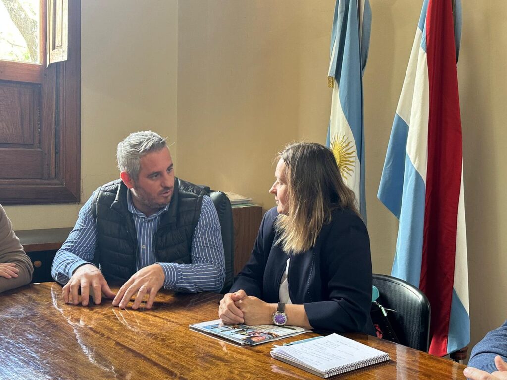 Comenzó el programa de socialización de los símbolos oficiales de Colón en escuelas de la Ciudad