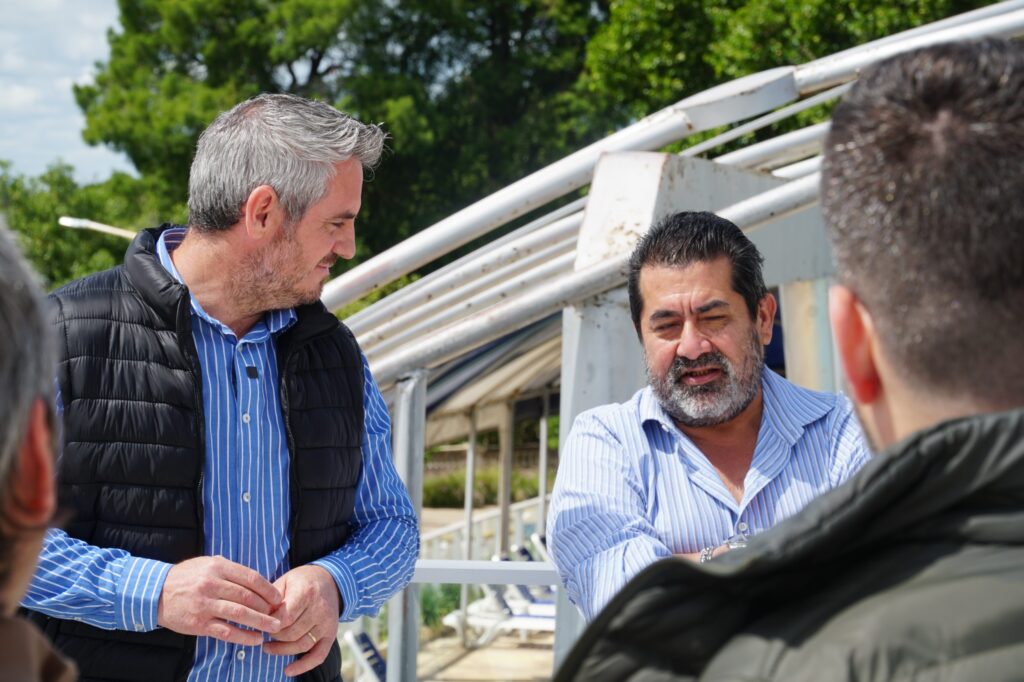 José Luis Walser visitó el avance del mural del Papa Francisco en el Hotel Intersur