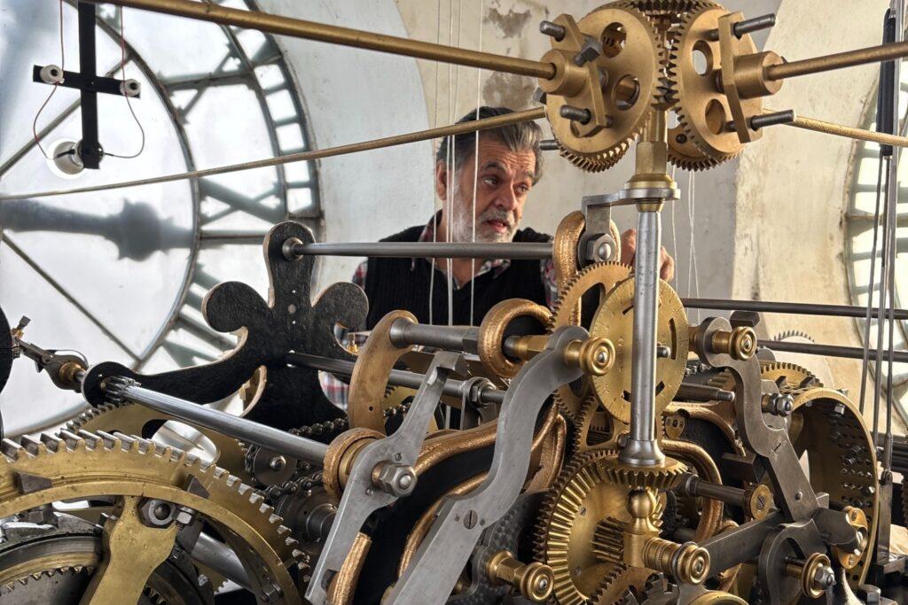 El histórico reloj de la Parroquia Santos Justo y Pastor vuelve a ponerse en marcha en el marco de sus 150 años